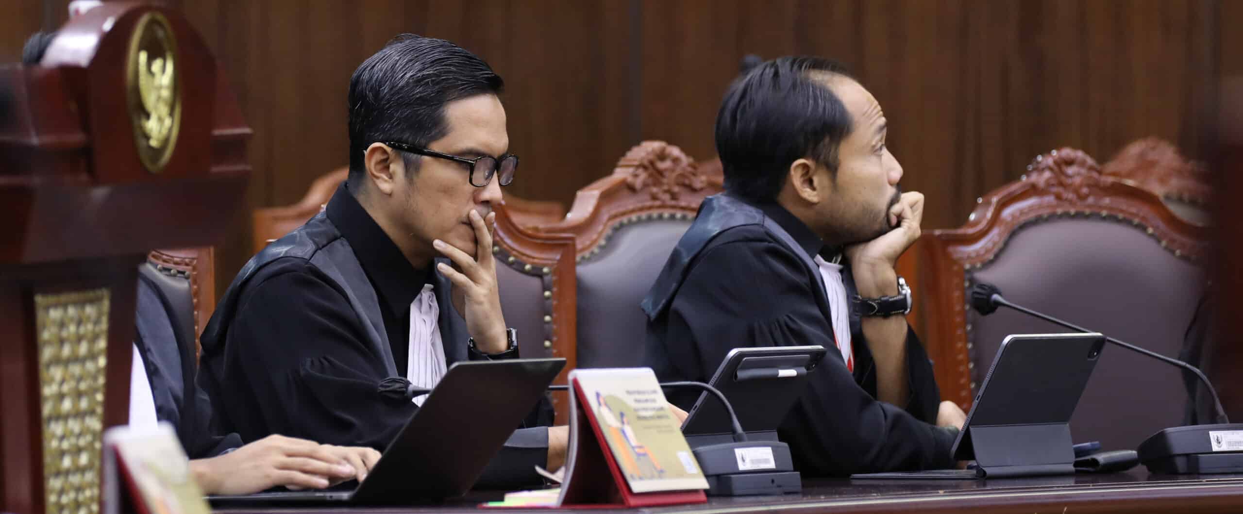 Febri Diansyah dan Donal Fariz selaku kuasa hukum pemohon saat mengikuti sidang pengujian materiil Undang-Undang Nomor 10 Tahun 2016 tentang Pemilihan Kepala Daerah, Rabu (20/03) di Ruang Sidang MK. Foto Humas/Ifa.