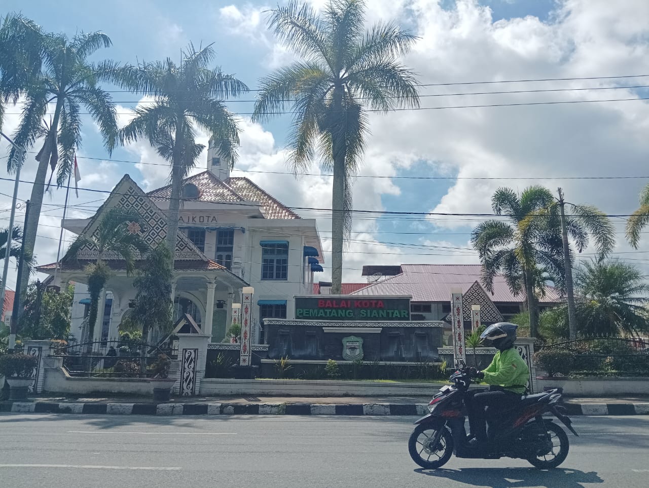 Ojek online melintasi Kantor Wali Kota Pematangsiantar, Jalan Merdeka.(foto:putra purba)