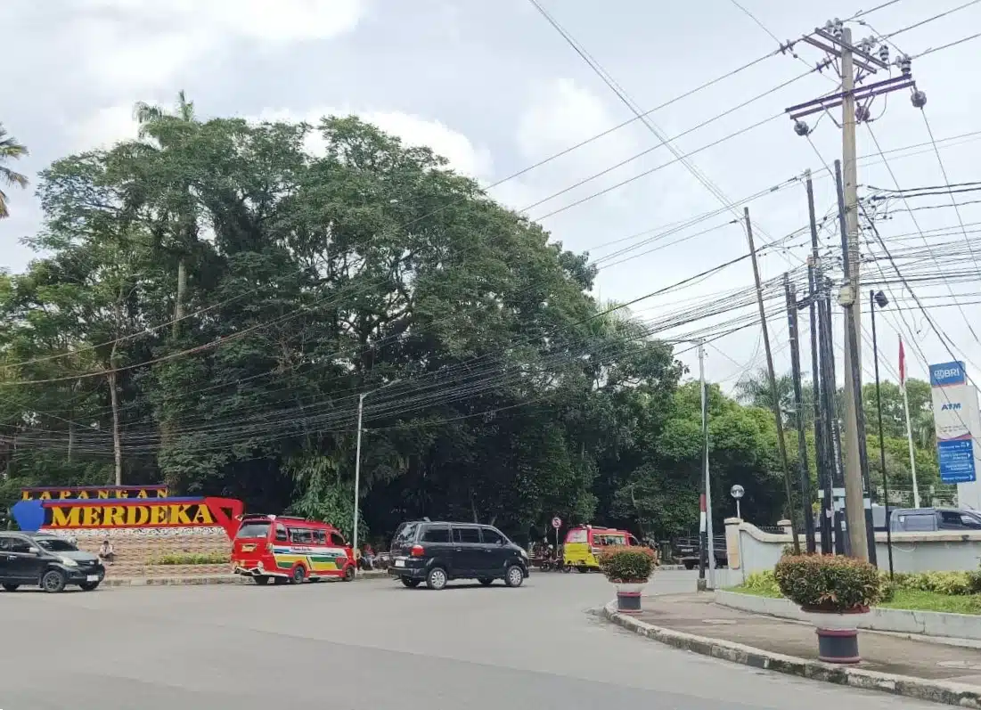 Kota Pematangsiantar butuh penataan kabel.(foto:putra purba)