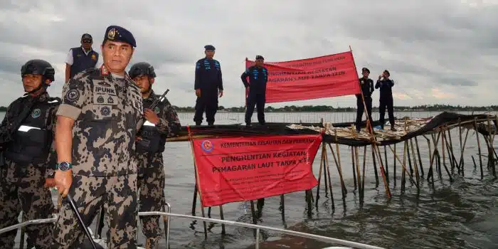 Kementerian Kelautan dan Perikanan (KKP) menghentikan kegiatan pemagaran laut tanpa izin di Tangerang.(foto:kkp.go.id)