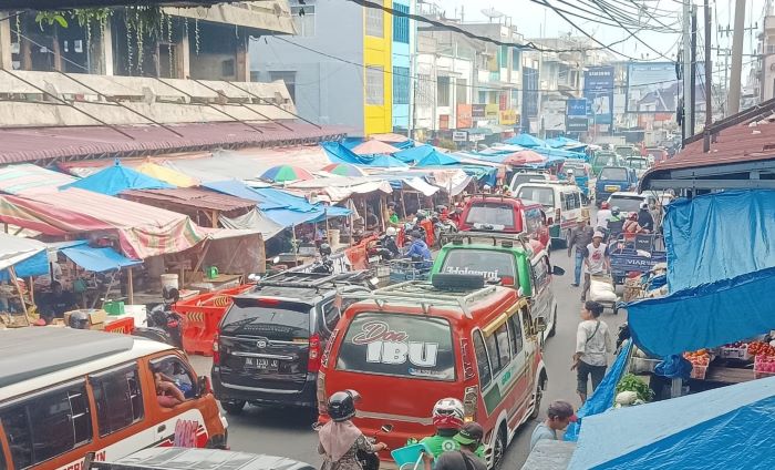 Para pedagang eks Gedung IV Pasar Horas, Pematangsiantar, berjualan di badan jalan.(foto:putra purba)