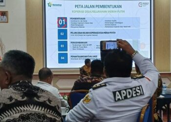 Ketua APDESI Simalungun, Kepala Desa Rambung Merah, Tumpal Sitorus, aktif mengikuti sosialisasi Koperasi Merah Putih.(simantab/mahadi sitanggang)